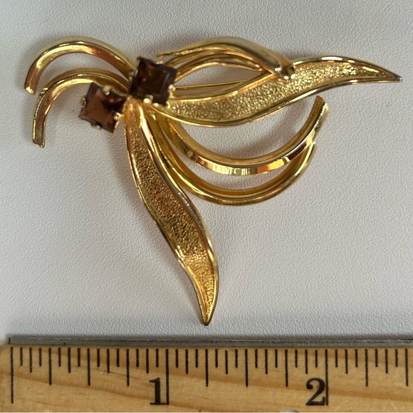 Vintage Gold Tone Abstract Swirl Spray Ribbon Brooch Dark Amber Rhinestones MCM - Picture 4 of 4